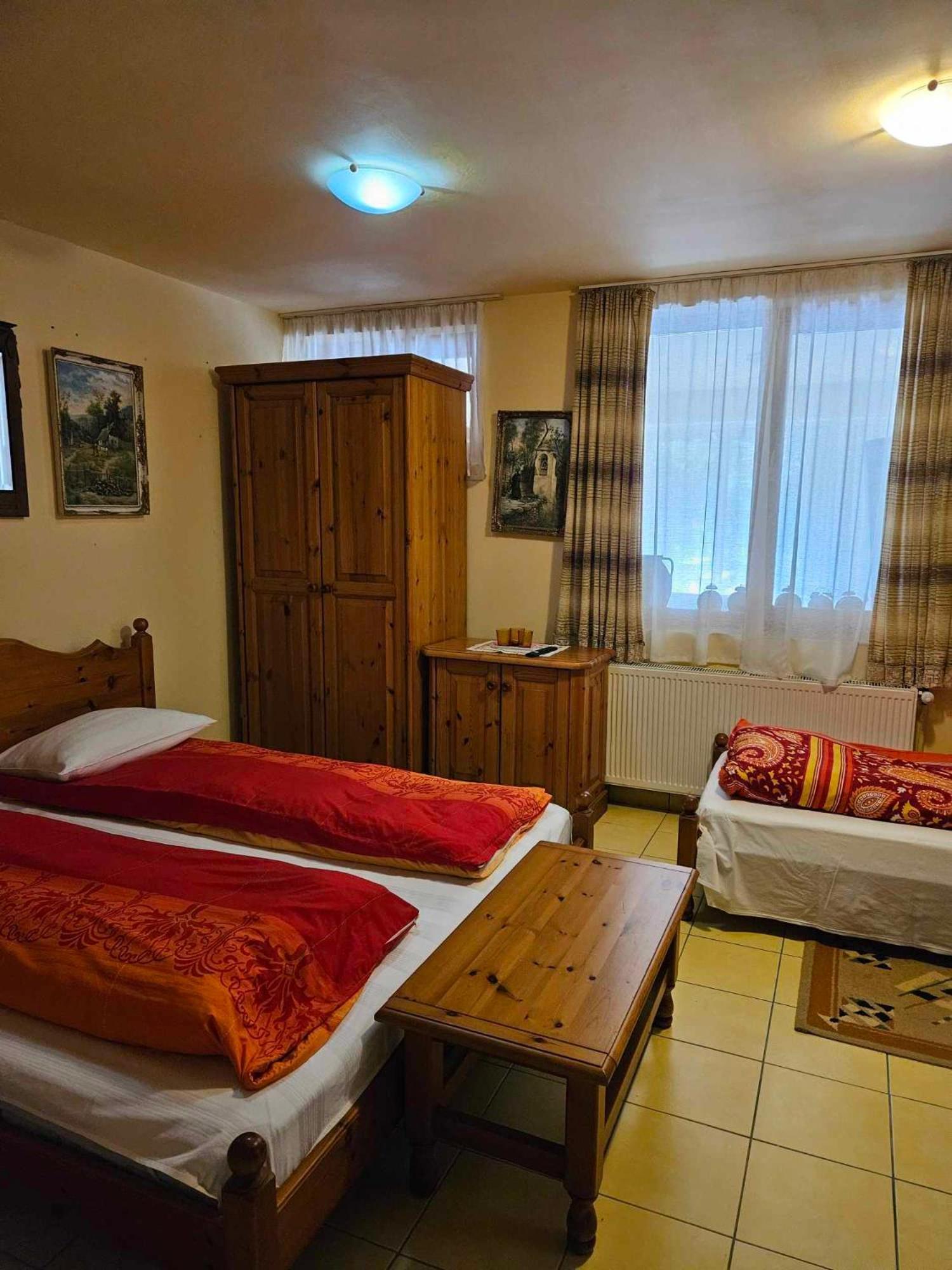 Bed and Breakfast Panzio Anett Pietroasa  Exterior foto